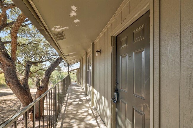 Cedar Apartment photo 3