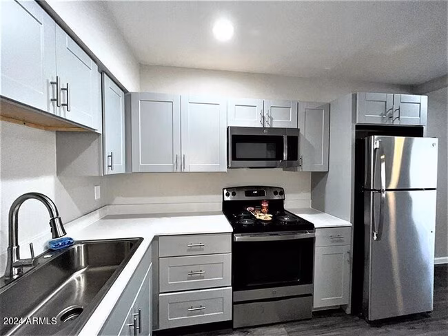 1130 E Grovers Ave Phoenix, AZ 85022 photo 2