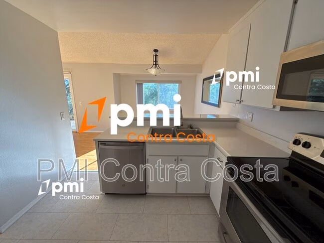 4894 Starflower Dr photo 5