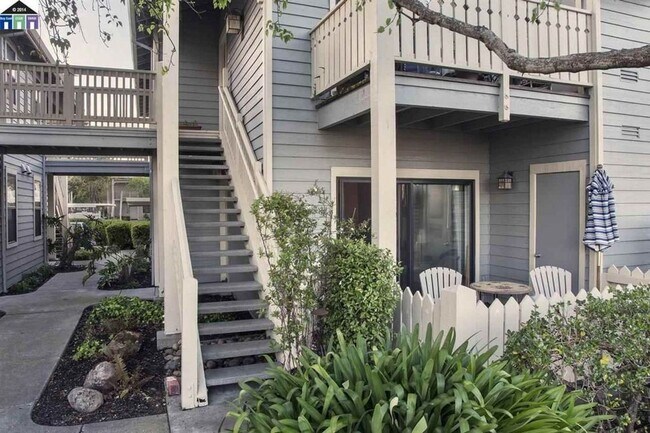 213 Lakeshore Ct Richmond, CA 94804 photo 2