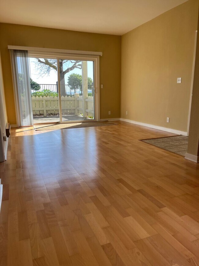 213 Lakeshore Ct Richmond, CA 94804 photo 3