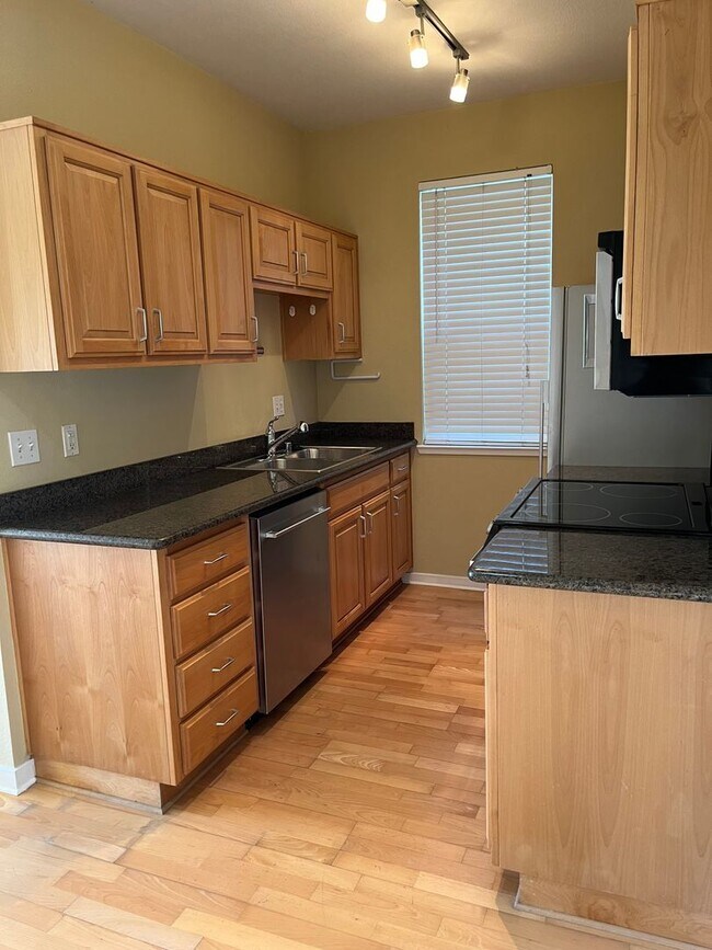 213 Lakeshore Ct Richmond, CA 94804 photo 5