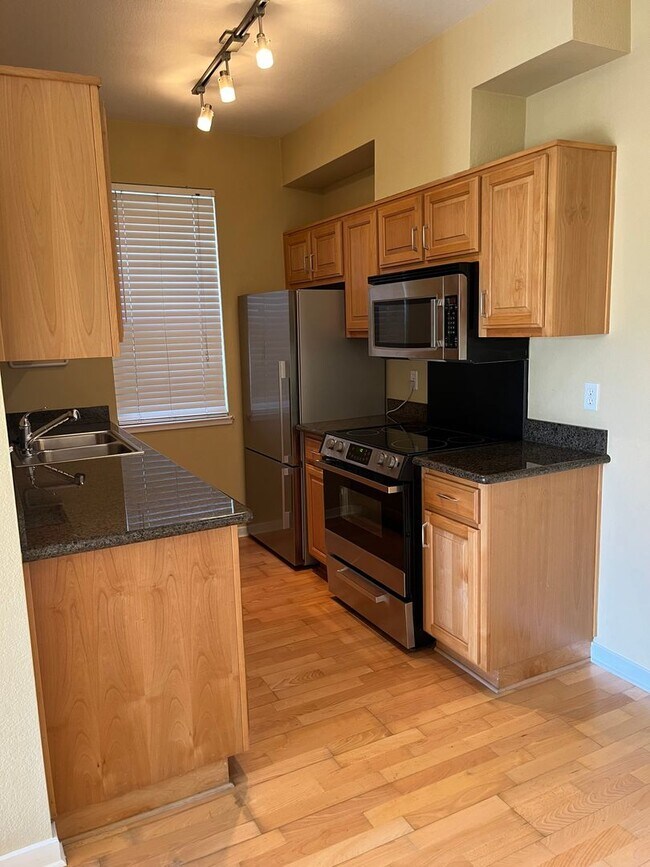 213 Lakeshore Ct Richmond, CA 94804 photo 4