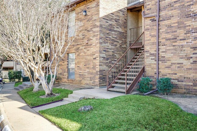 1909 Cloisters Drive, Arlington, TX 76011 photo 3