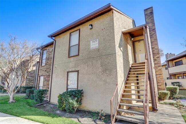 1909 Cloisters Drive, Arlington, TX 76011 photo 2
