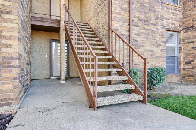 1909 Cloisters Drive, Arlington, TX 76011 photo 4