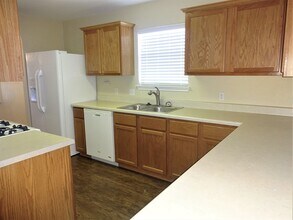 224 Tolcarne Drive, Hutto, TX 78634 photo 2
