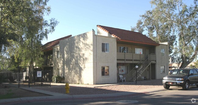 Los Jardines Apartments photo 2