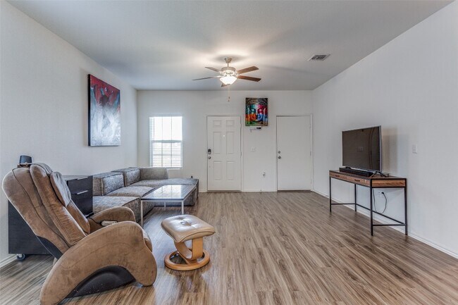 7009 Tonka Ln Austin, TX 78744 photo 4