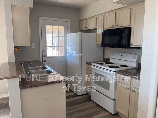 512 Lenora Dr Taylor, TX 76574 photo 5