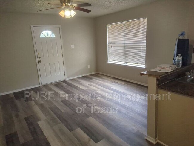 512 Lenora Dr Taylor, TX 76574 photo 3