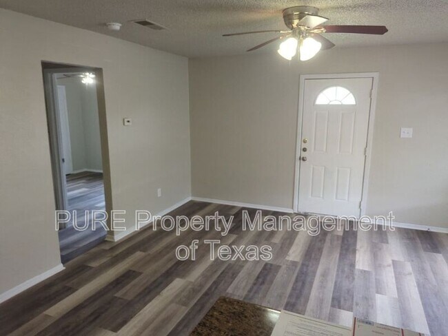 512 Lenora Dr Taylor, TX 76574 photo 2