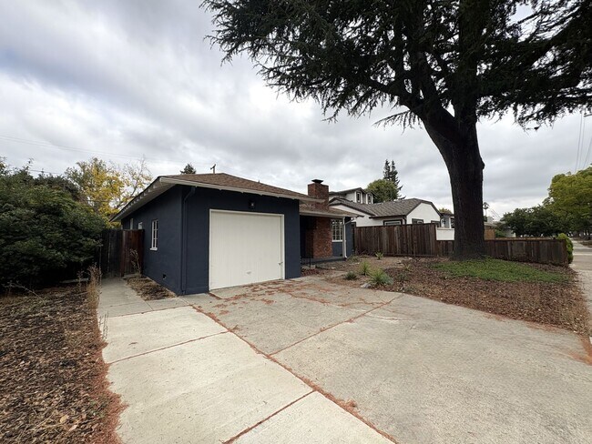 Charming 3-Bedroom Home on Embarcadero Road – Short Term Lease photo 3