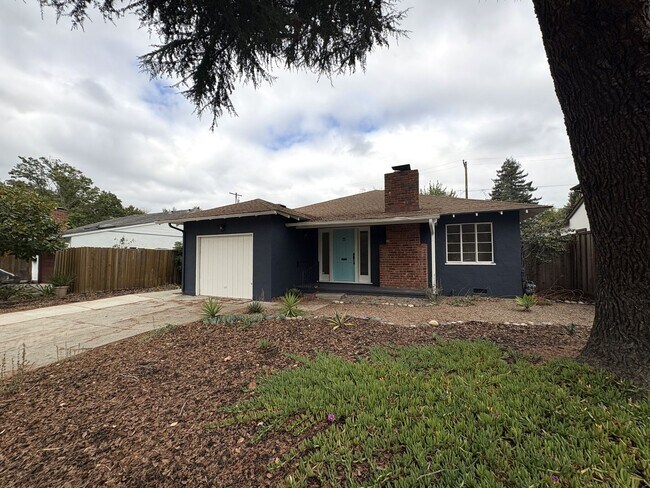 Charming 3-Bedroom Home on Embarcadero Road – Short Term Lease photo 4