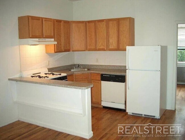 Stunning 2BR Apartment in Carroll Gardens photo 2