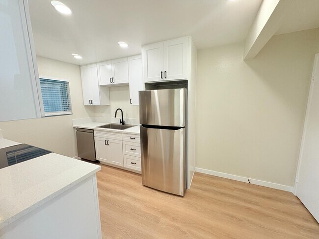 328 S Weitzel St Oceanside, CA 92054 photo 2