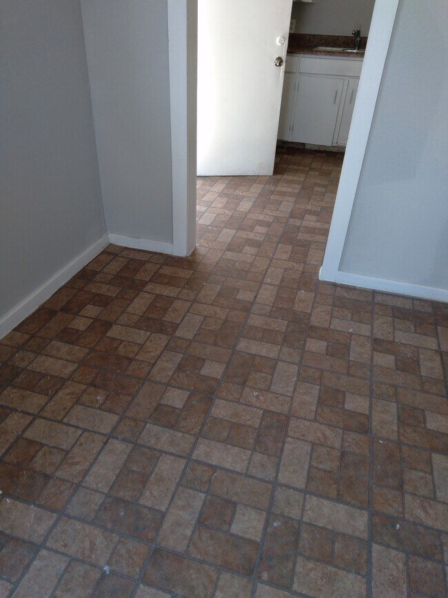 2818 South Grove Street, Fort Worth, TX 76104 photo 4