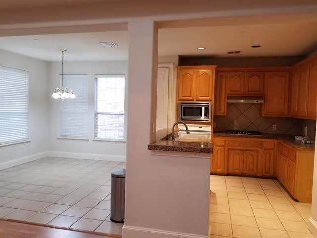 535 Poplar Lane, Irving, TX 75063 photo 4