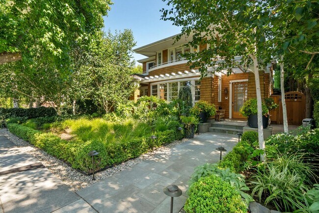 Beautifully Appointed 7-bedroom Home With Lush Garden Setting In Palo Alto photo 3