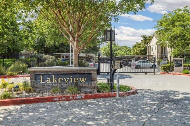 1127 Lakeview Cir photo 2