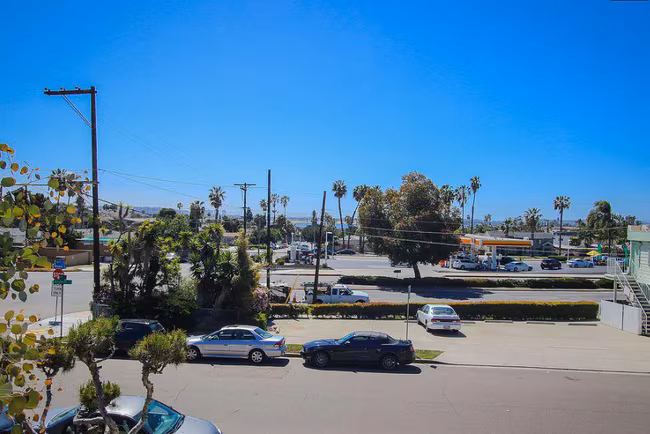 2080 Hornblend St San Diego, CA 92109 photo 2