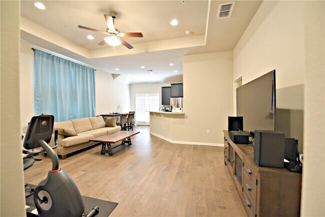 7304 Plant St Austin, TX 78745 photo 4