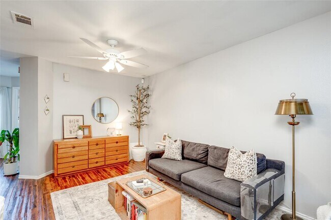 1730 Timber Ridge Rd Austin, TX 78741 photo 2