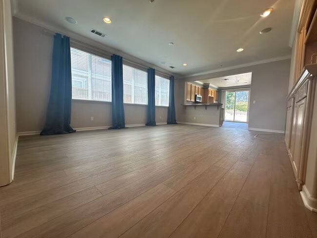 Beautiful 3 Bed, 2 Bath in Brentwood photo 2