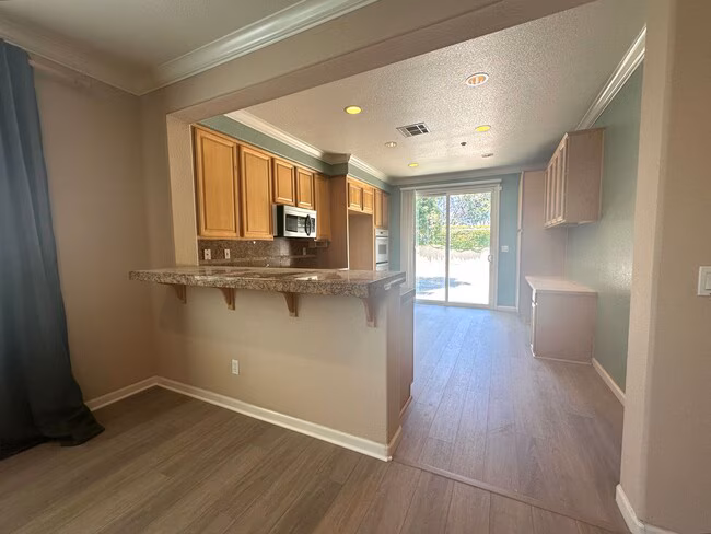 Beautiful 3 Bed, 2 Bath in Brentwood photo 4