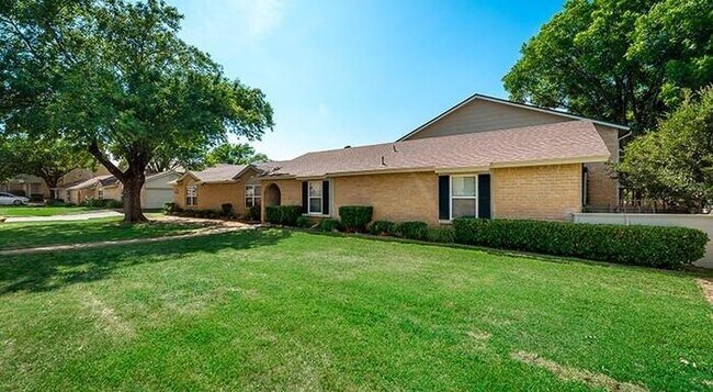 3206 Green Tee Dr Pantego, TX 76013 photo 2