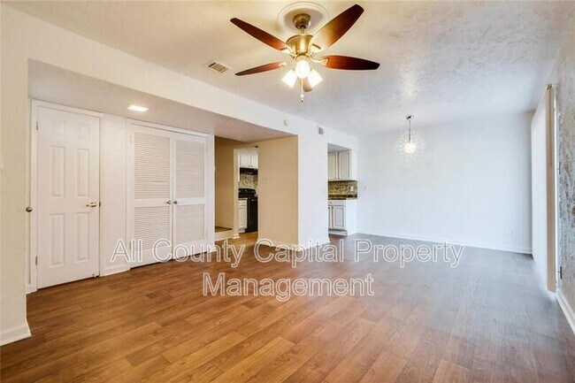 300 Carmen Ct Austin, TX 78752 photo 2