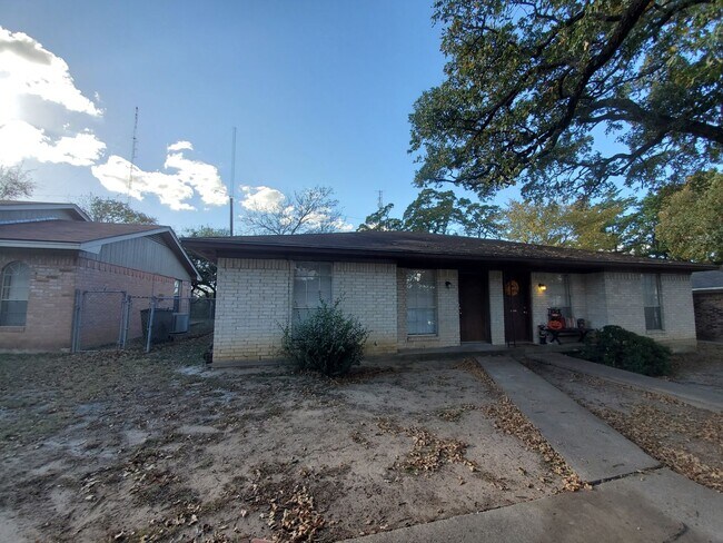 3902 Olive St Bryan, TX 77801 photo 2