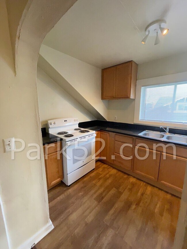 2 Bedroom Tacoma Duplex photo 3