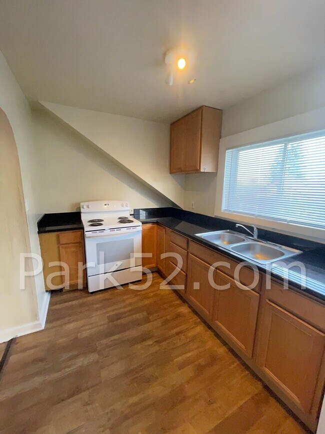 2 Bedroom Tacoma Duplex photo 4