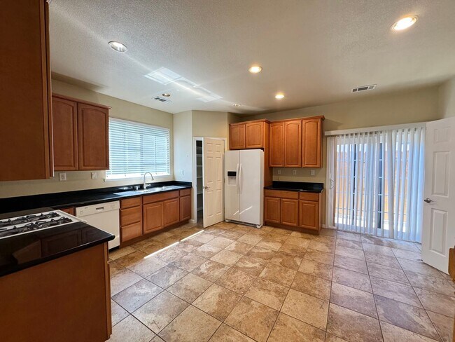 3 Bedroom and 2.5 Bathroom 2 photo 4
