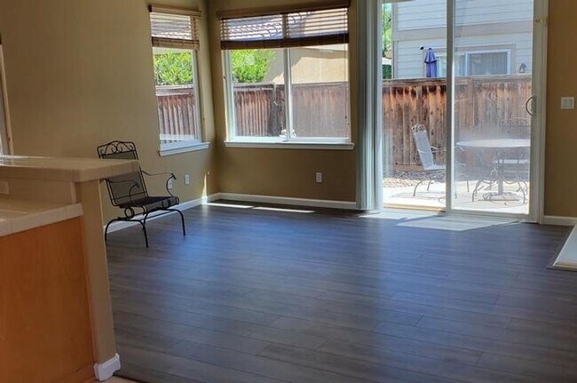 Charming 3BR House in Brentwood photo 5