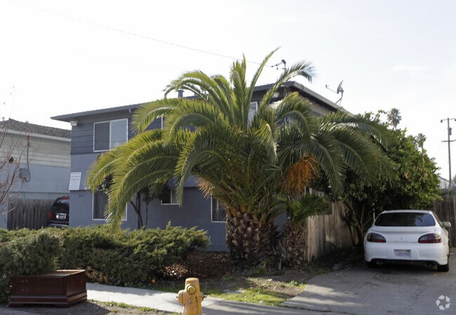 Thelma St Apt photo 2