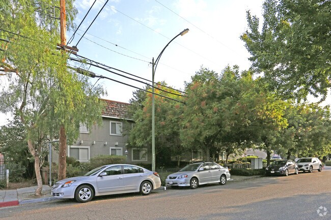 Fontainbleau Apartments photo 3