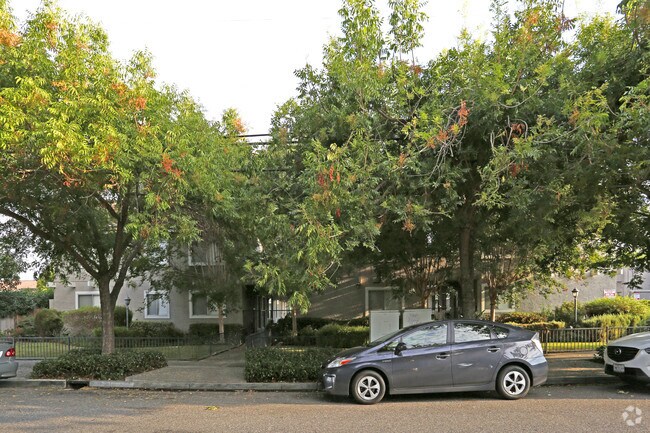Fontainbleau Apartments photo 5