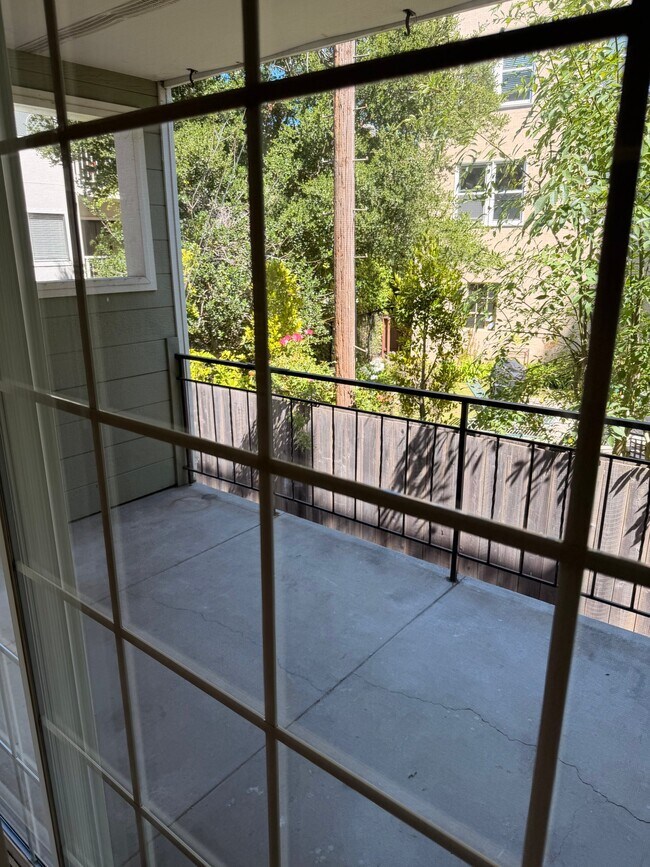 1405 Oak Grove Ave Burlingame, CA 94010 photo 3