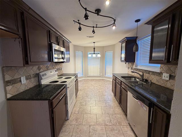 1208 Brookvalley Dr Arlington, TX 76018 photo 3