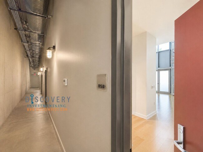 585 9th St Oakland, CA 94607 photo 4