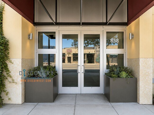 585 9th St Oakland, CA 94607 photo 2