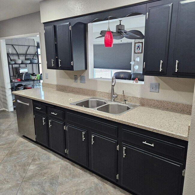 Cozy 2 Bedroom Unit In Sun City Community photo 5