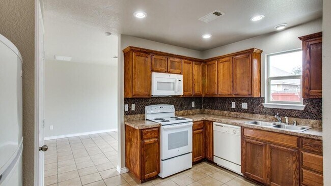 1208 Boxwood Drive, Crowley, TX 76036 photo 4