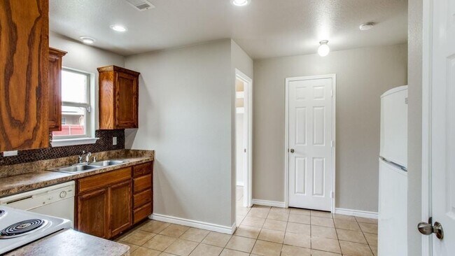 1208 Boxwood Drive, Crowley, TX 76036 photo 5