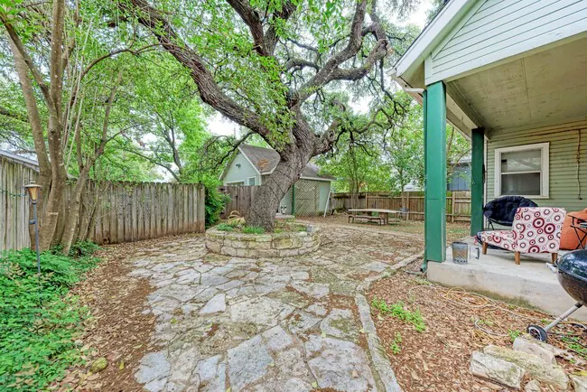 1205-22nd 1/2 W 22 1/2 St Austin, TX 78705 photo 2