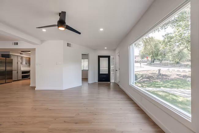 568 W Quill Dr San Antonio, TX 78228 photo 2
