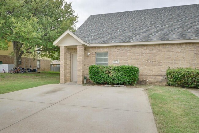 510 Kings Way Drive, Mansfield, TX 76063 photo 2