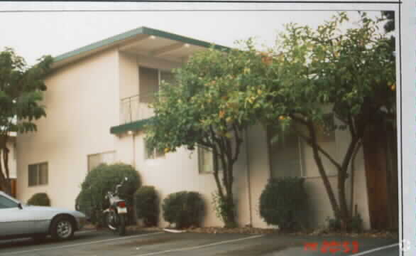 1047 Rich Ave photo 3